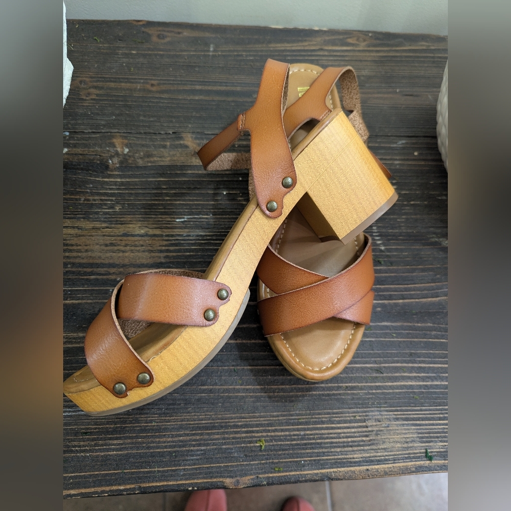Mia Like New 9.5 Clogs With Wooden  Heel